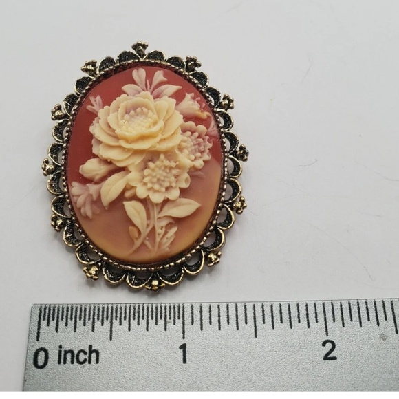 Vintage Rose Cameo Brooch by Gerry’s Jewelry Company - Picture 8 of 10